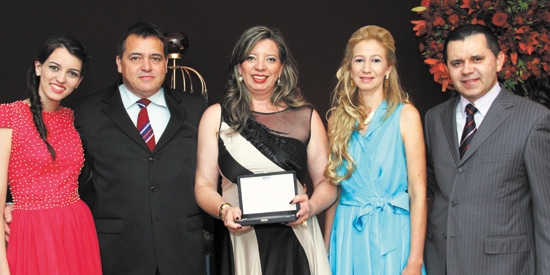 Diretora administrativa do Grupo GCN, que muito admiramos, Dulce Xavier Louzada foi nossa homenageada na EP e está na foto – Renata- Gerson Henrique – com o marido Geraldo Louzada e a filha linda, Ana Flávia, mais o casal João Batista Rodrigues , diretor 